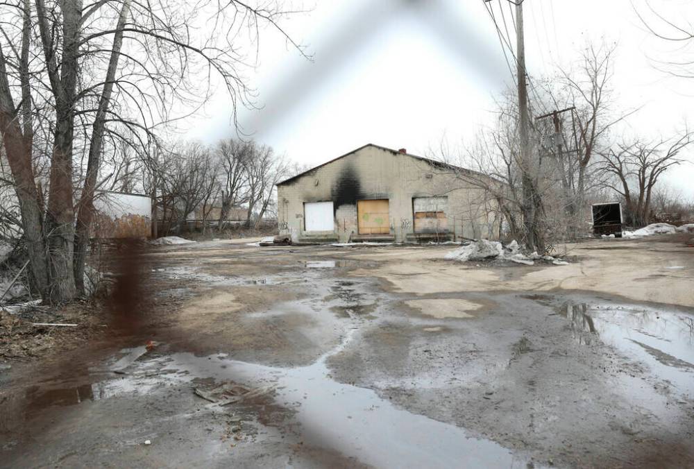 RUTH BONNEVILLE / WINNIPEG FREE PRESS
A warehouse at 2 Point Douglas Ave. was burned in a Monday fire, the latest in a series of blazes at the site which have cost its owner millions of dollars in damages to multiple buildings.