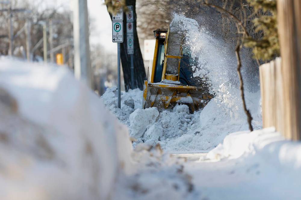 JOHN WOODS / WINNIPEG FREE PRESS FILES
The quality and frequency of snow-clearing on city sidewalks has been a matter of great concern for many Winnipeggers this year.