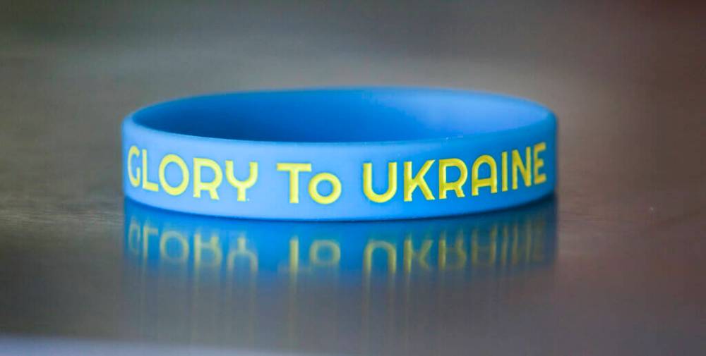 RUTH BONNEVILLE / WINNIPEG FREE PRESS
Sevala’s Ukrainian Deli has partnered with Hilary C. Maxim law office’s Yvonne Maxim to sell “Glory to Ukraine” wristbands for a minimum $5 donation.
