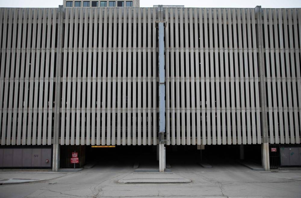 JESSICA LEE / WINNIPEG FREE PRESS
The Medical Arts parkade incorporated ‘fins’ to disguise its function.