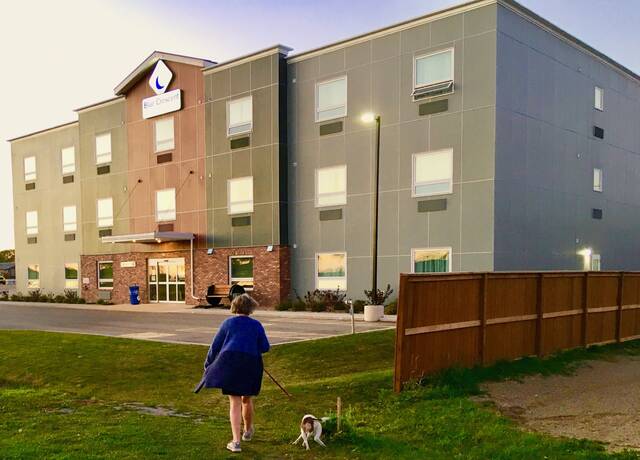(Gord Mackintosh / Winnipeg Free Press) The Blue Crescent Hotel in Rivers — build it and they will come.