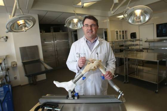 SHANNON VANRAES / WINNIPEG FREE PRESSDr. Tom Turgeon at the Concordia Hip and Knee Institute.