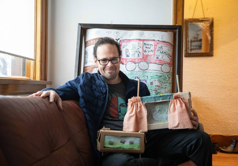 JESSICA LEE / WINNIPEG FREE PRESS
Leonard Podolak shows off one of his ‘crankies,’ scrolled art that’s hand-cranked to tell a story over music.