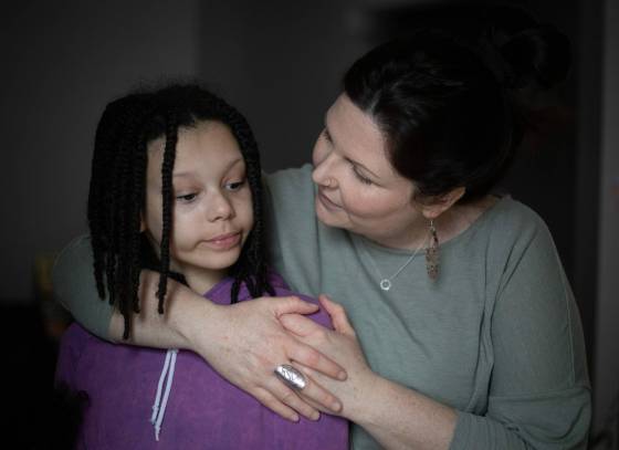 JESSICA LEE / WINNIPEG FREE PRESSAva Fryza-Alleyne, 9, at her home with mom Breanne Fryza. In 2021, Ava was in the hospital after being diagnosed with ulcerative colitis.
