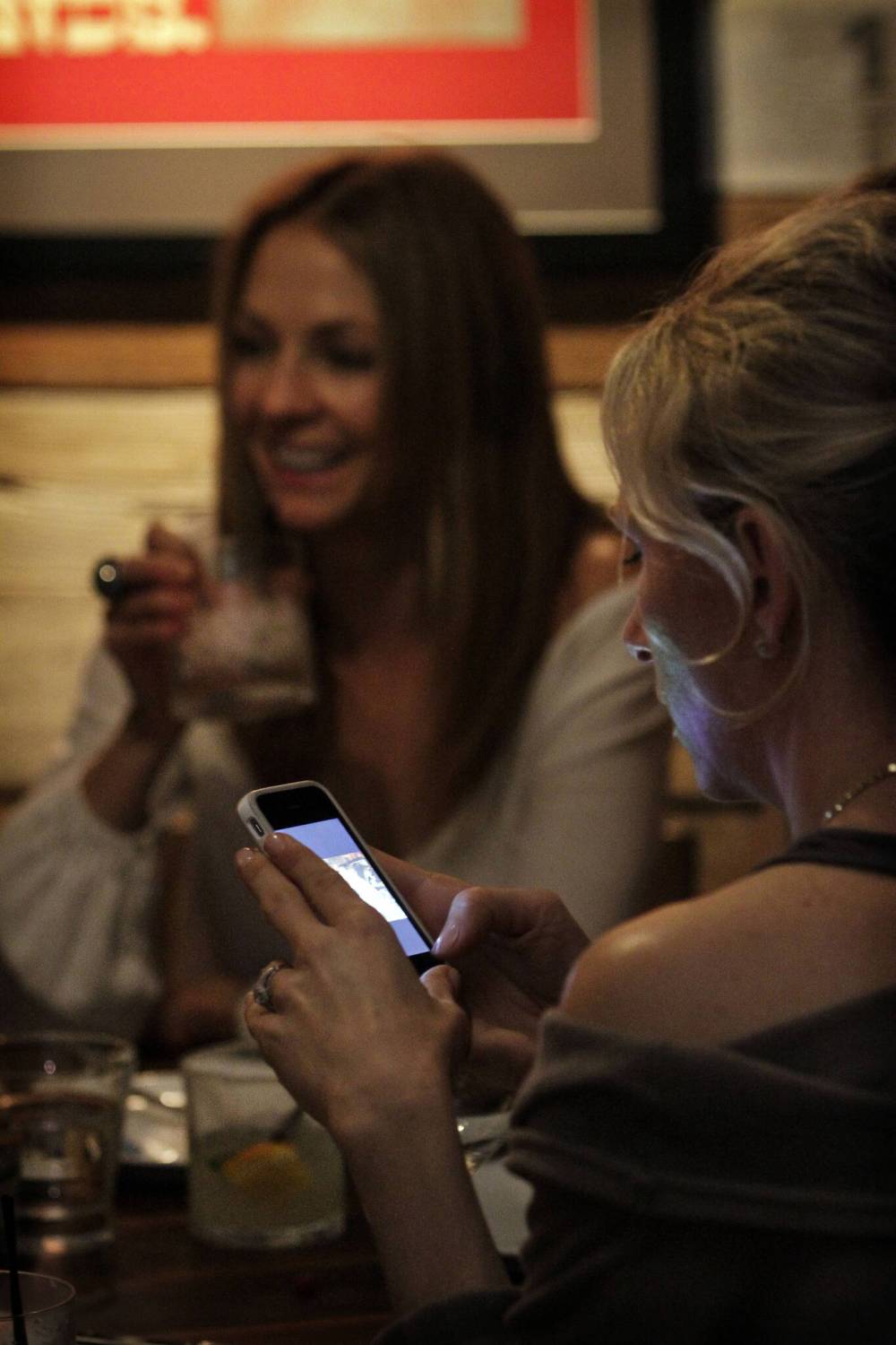 Ricardo DeAratanha / Los Angeles Times / MCT It’s not uncommon to look around a restaurant and see diners with their heads down and thumbs active.
