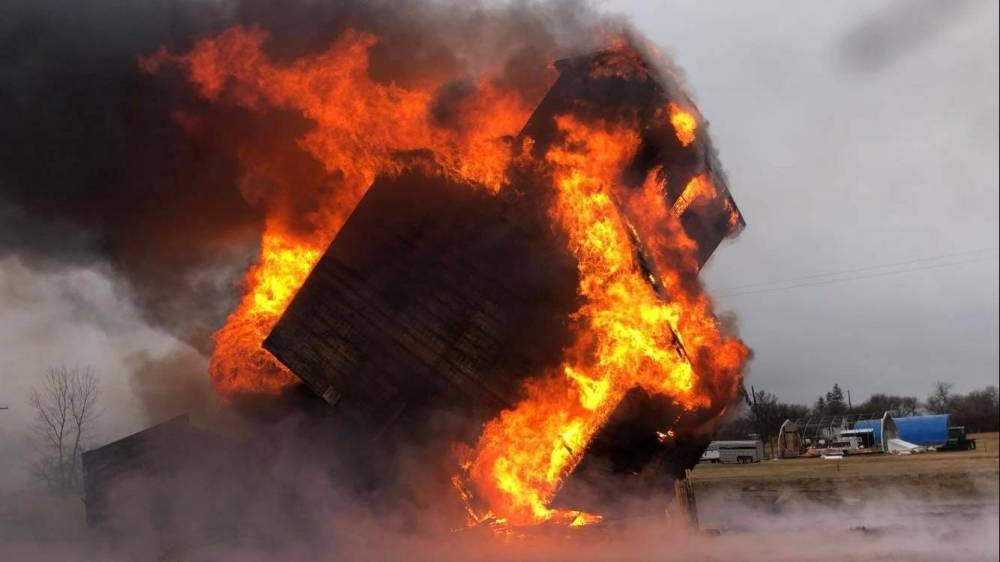 Troy Angus / Winnipeg Free Press
The 125-year-old Lake of the Woods Milling Company elevator in Elva, Man. engulfed in flames Tuesday.