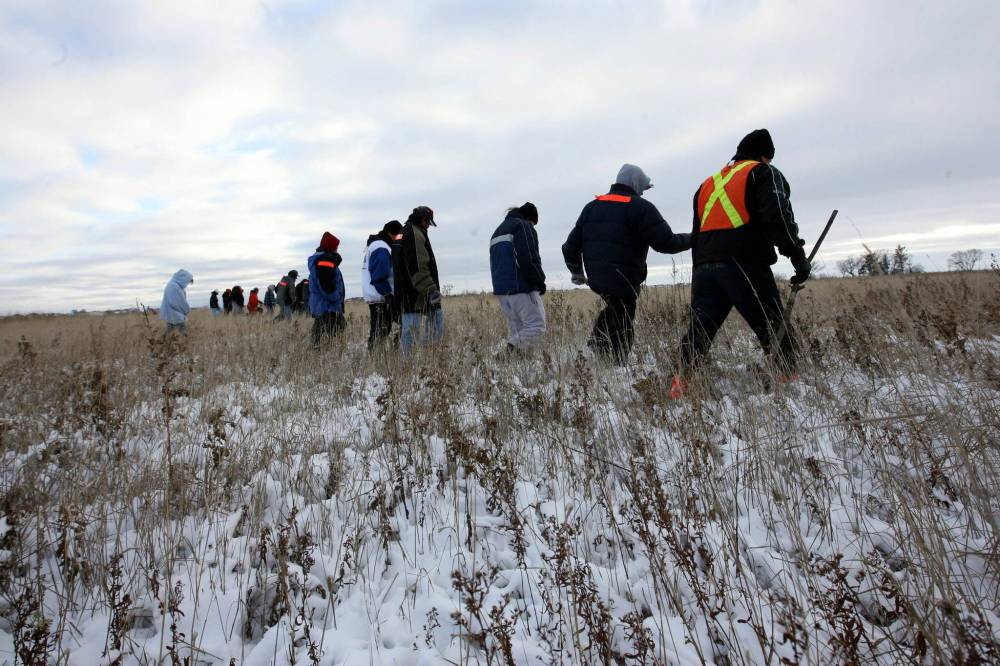 Ruth Bonneville / Winnipeg Free Press Files
Searchers scour fields near Pipeline Rd. in Winnipeg looking for the body of Claudette Osborne in 2008.
