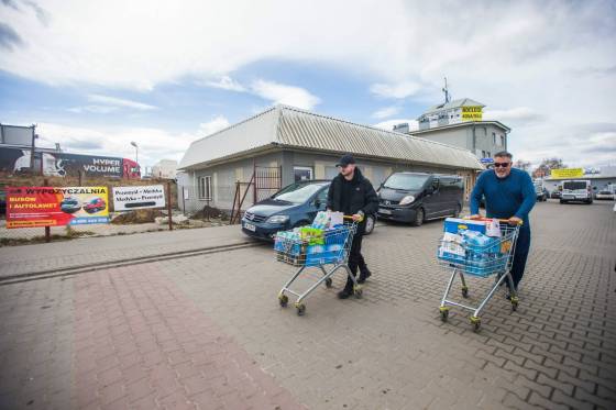 MIKAELA MACKENZIE / WINNIPEG FREE PRESSVolunteers Bradley Taylor (left, from Britain) and Art Ballard (from California) push shopping carts full of items to drop off at the border, which will be taken into Ukraine.