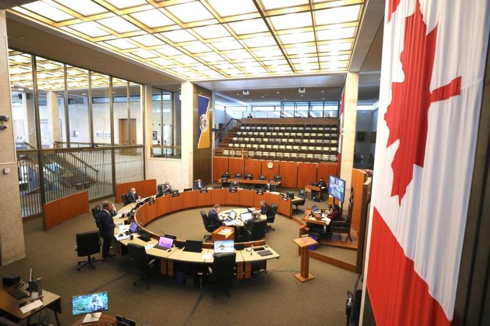 RUTH BONNEVILLE / WINNIPEG FREE PRESS FILES
Winnipeg City Hall council chambers will soon be adorned with Indigenous symbols, in an attempt at inclusivity.
