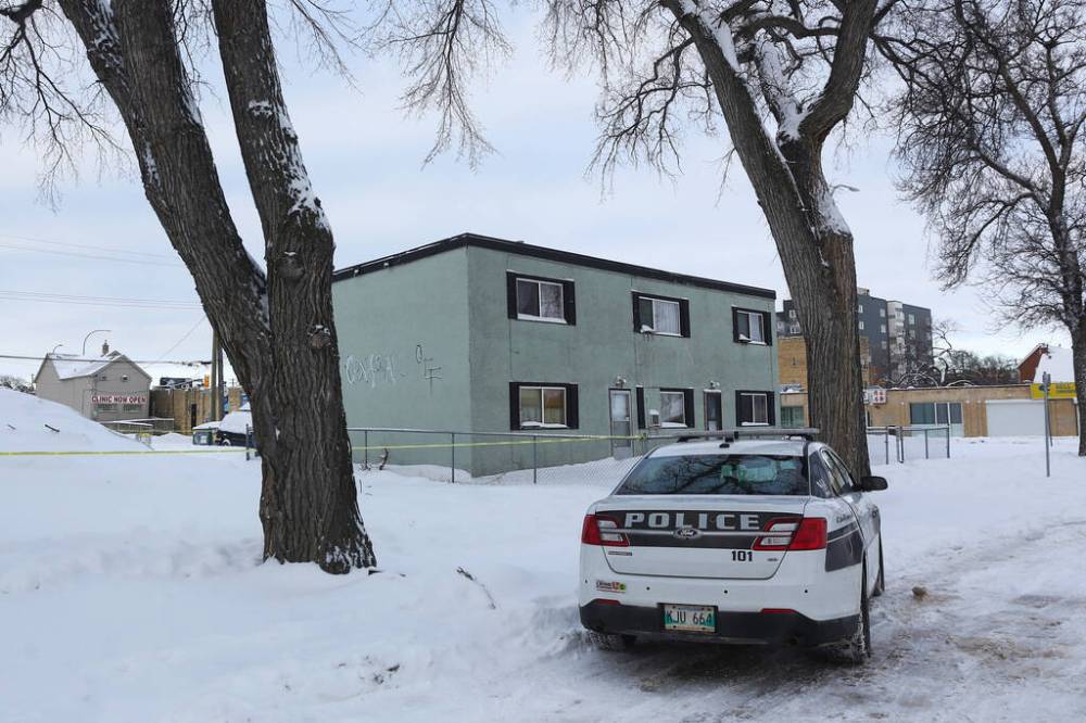 MIKE DEAL / WINNIPEG FREE PRESS
Police have released few details of the incident. Two squad cars remained on the scene near Isabel Street in West Alexander on Monday morning.