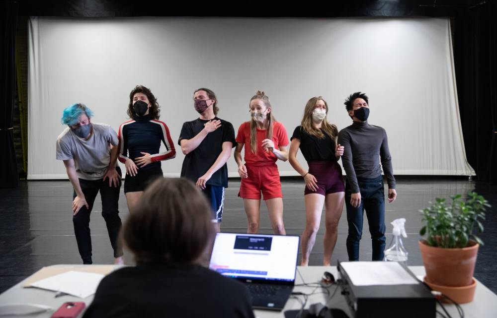 JESSICA LEE / WINNIPEG FREE PRESS
Choreographer Jolene Bailie (front) watches dancers (from left) Warren McClelland, Carol-Ann Bohrn, Shawn Maclaine, Kira Hofmann, Shayla Rudd and Julious Gambalan perform her new work, In Between Here and Now.