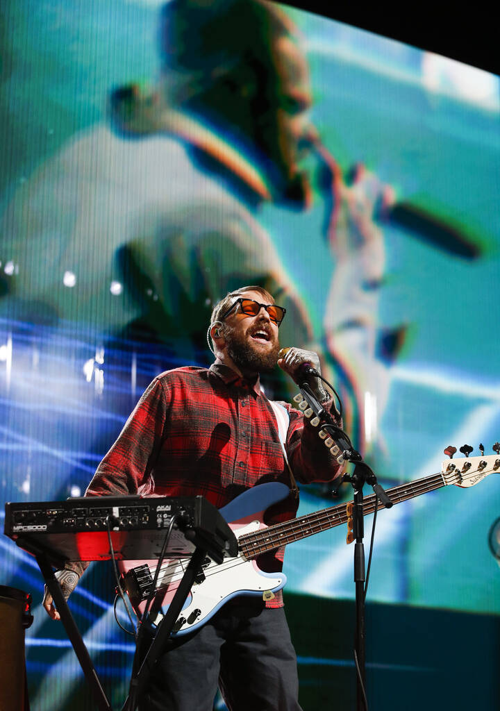 JOHN WOODS / WINNIPEG FREE PRESS
Imagine Dragons bassist Ben McKee helps out with vocals.