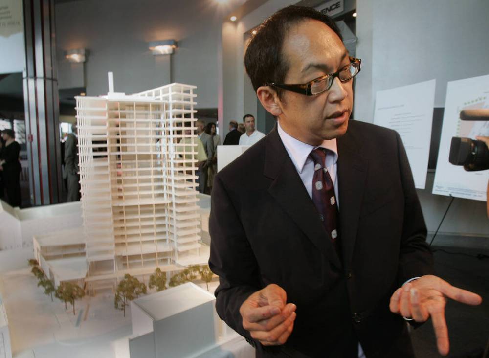 Architect Bruce Kuwabara, from Kuwabara Payne McKenna Blumberg Architects, unveils the plans for the Manitoba Hydro building in 2005. (Joe Bryksa / Winnipeg Free Press files)