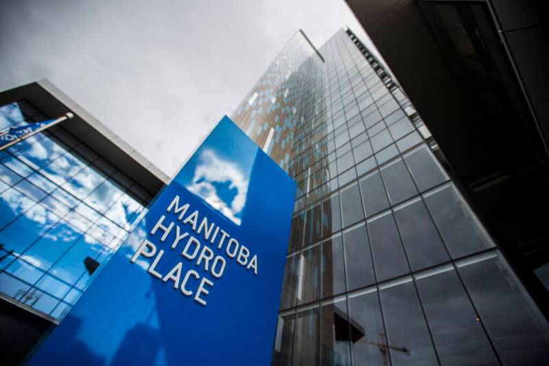 The Manitoba Hydro building on Portage Avenue is not just environmentally friendly, it is a functional, comfortable, healthy and beautiful space. (Mikaela MacKenzie / Winnipeg Free Press files)