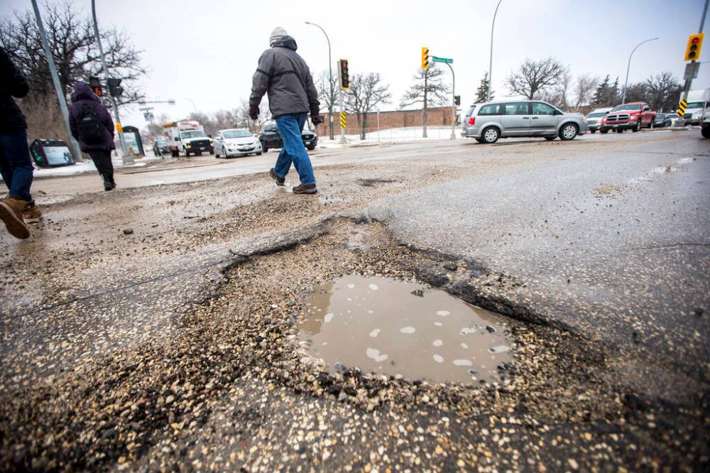 MIKAELA MACKENZIE / WINNIPEG FREE PRESS
Potholes on Route 90 at Tuxedo Avenue in Winnipeg on Monday, April 25, 2022.
