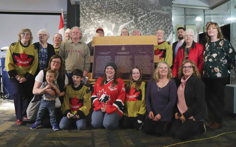 TYLER SEARLE / WINNIPEG FREE PRESS
A commemorative plaque was unveiled Tuesday, during a ceremony at the Manitoba Sports Hall of Fame, to celebrate the Winnipeg Falcons Hockey Club who were the world’s first Olympic hockey champions in 1920. Descendants of the Falcons gathered for a photo after the plaque was unveiled.