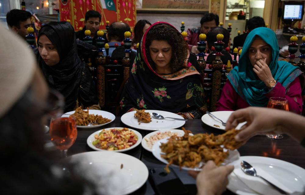 Diners (from left): Fatima Usman, Sanober Nadeem and Aiza Hasan break their Ramadam fast at Barbeque Hut-Pakistani Grill. (Jessica Lee / Winnipeg Free Press)