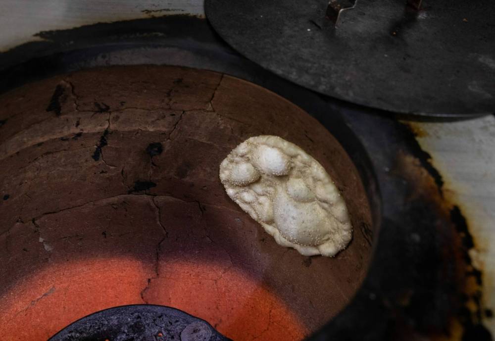 The aroma of fresh-baked naan bread is likely the first impression at Barbeque Hut-Pakistani Grill. (Jessica Lee / Winnipeg Free Press)