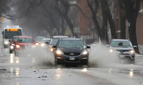 JOHN WOODS / WINNIPEG FREE PRESS FILESCars drive through water on Sherbrook St. last Sunday. Forecasters are estimating another Colorado low could bring up to 40 millimetres of rain to parts of Manitoba this weekend.