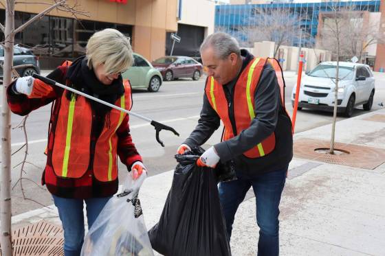 Employees from downtown businesses, residents and community members pick up litter in groups throughout the downtown and the Exchange District in 2022. (Tyler Searle / Free Press files).