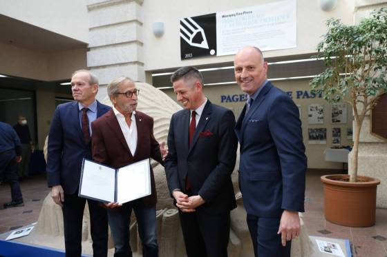Mayor Brian Bowman (second from right) visits the Free Press building on Tuesday to mark World Press Freedom Day with a community service award for the 150-year-old newspaper alongside Free Press co-owner Bob Silver (second from left), publisher Bob Cox (far left) and editor Paul Samyn. (Ruth Bonneville / Winnipeg Free Press)