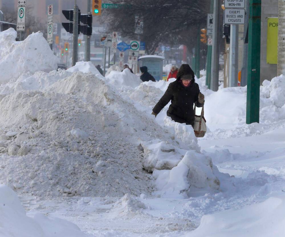 Winnipeg’s sidewalks can be difficult to navigate in winter. (WAYNE GLOWACKI / WINNIPEG FREE PRESS FILES)