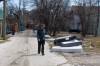 MIKE DEAL / WINNIPEG FREE PRESS FILES
On a sunny May afternoon when the Free Press visits William Whyte, Darrell Warren points out a problem backyard that often has trash piled close to the home — a fire hazard. Warren says he’s called 311 multiple times about that address.