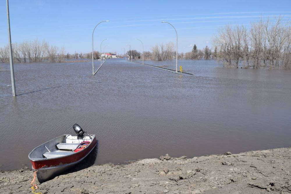 CHRIS KITCHING / WINNIPEG FREE PRESS
Rural residents are using boats, including this one at the dike on the north side of Morris, to get to and from the town.