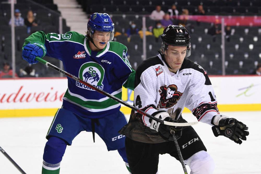 Candice Ward / Calgary Hitmen
Swift Current Broncos defenceman Owen Pickering, left, is from St. Adolphe and is ranked 13th-overall on some NHL Draft lists.