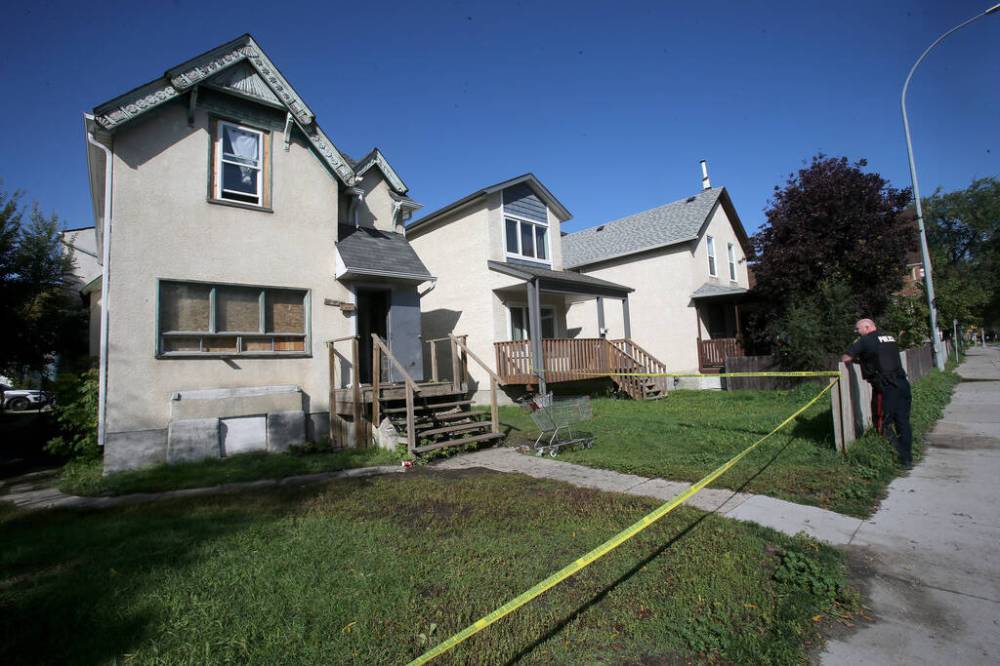SHANNON VANRAES / WINNIPEG FREE PRESS FILES
The Winnipeg Police Service investigates a homicide at a residence at 574 Balmoral Street in 2019.