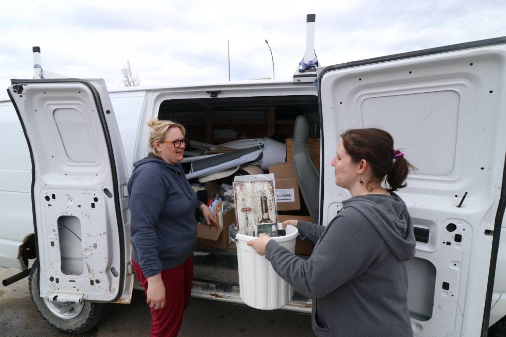 JOSEPH BERNACKI / THE BRANDON SUN
Lisa Buchanan (left) and Krista Powell (right) loaded up five vehicles worth of merchandise to preserve what was made for sale inside Gold Leaf Boutique.