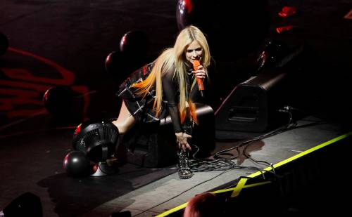 JOHN WOODS / WINNIPEG FREE PRESS
Avril Lavigne performs at Canada Life Centre in Winnipeg, Tuesday.