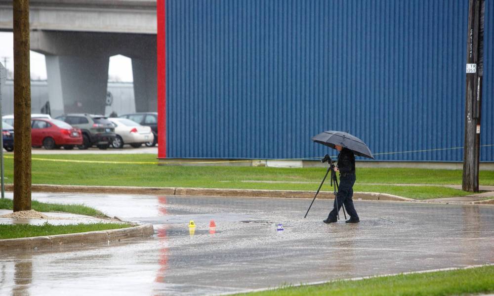 MIKE DEAL / WINNIPEG FREE PRESS Winnipeg Police documenting a scene on Henry Avenue east of Gunnell Street early Wednesday morning.