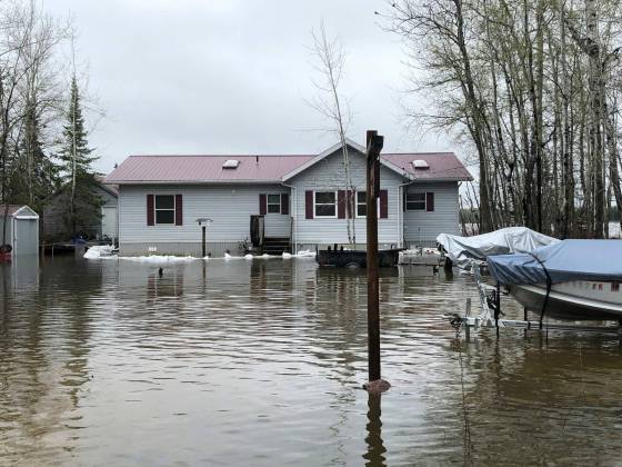 Ben Kahler / Winnipeg Free PressA private cottage sits in a ring dike filled with water at Otter Falls in Whiteshell Provincial Park Wednesday.