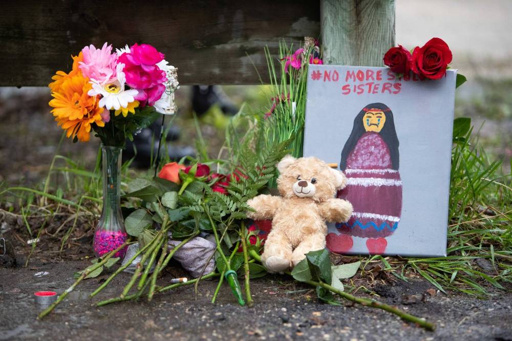 DANIEL CRUMP / WINNIPEG FREE PRESS FILES
Flowers, stuffs and a painting are laid at a candle during a candlelight vigil Thursday to honour the spirit of Rebecca Contois.