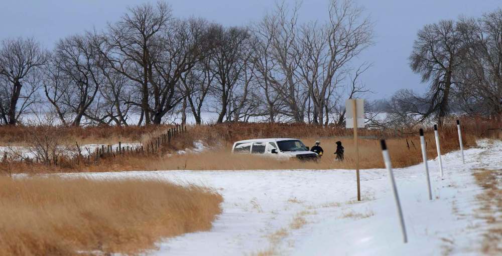 WAYNE GLOWACKI / WINNIPEG FREE PRESS
Investigators by the RCMP vehicle in the ditched along Highway 417 near Lake Manitoba First Nation where a man was shot early Wednesday morning..Kevin Rollason story Nov. 15 2017