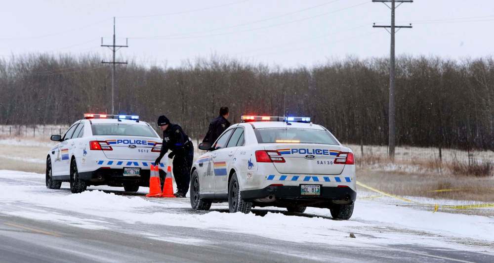 WAYNE GLOWACKI / WINNIPEG FREE PRESS
RCMP officers at a taped off scene on Highway 6 just south of St. Laurent,Mb. Wednesday morning. This is the site the police officer was over powered Tuesday night. Kevin Rollason story Nov. 15 2017