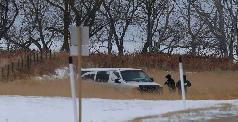 WAYNE GLOWACKI / WINNIPEG FREE PRESS
Investigators by the RCMP vehicle in the ditch along Highway 417 near Lake Manitoba First Nation where a man was shot early Wednesday morning..Kevin Rollason story Nov. 15 2017
