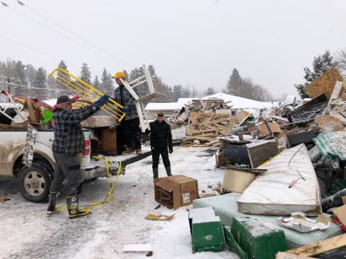 JOHN LONGHURST / WINNIPEG FREE PRESS Alvin Klassen, Keith Rudance, Joy Dougans at dump