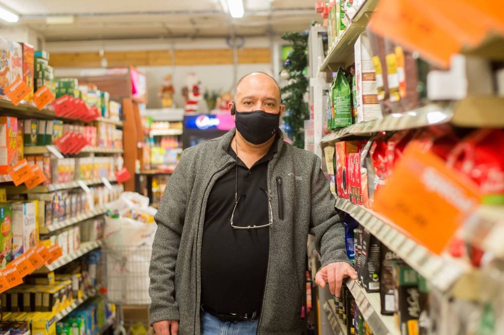 Consumers should note how much they’re paying for groceries on delivery apps versus in-person shopping, says Food Fare owner Munther Zeid. Mike Sudoma / Winnipeg Free Press files)