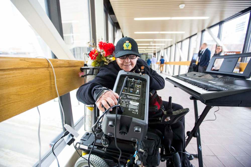 Olive Yaremko hopes to brighten the day of passers-by in the skywalks downtown.  (Mikaela MacKenzie / Winnipeg Free Press)