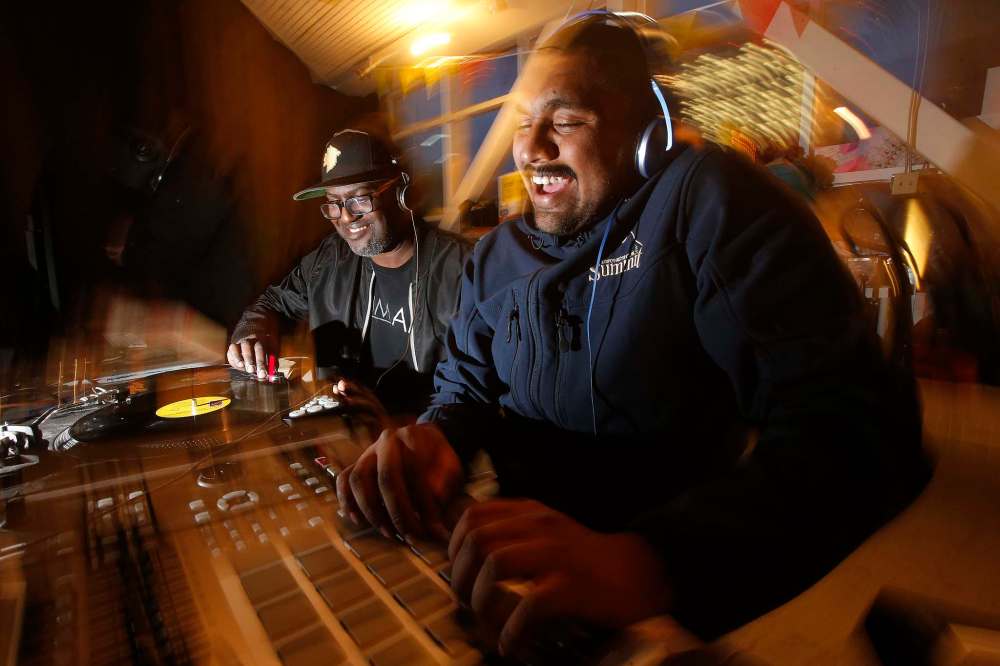 Elliott Walsh (left) and Osani Balkaran are facilitators at Studio 393, a youth arts drop-in centre located in the skywalk. (John Woods / Winnipeg Free Press)