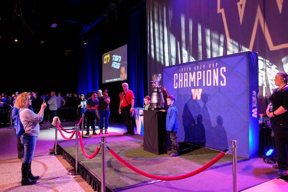 The wait to get a photo with the Grey Cup was about 40 minutes. (Daniel Crump / Winnipeg Free Press)