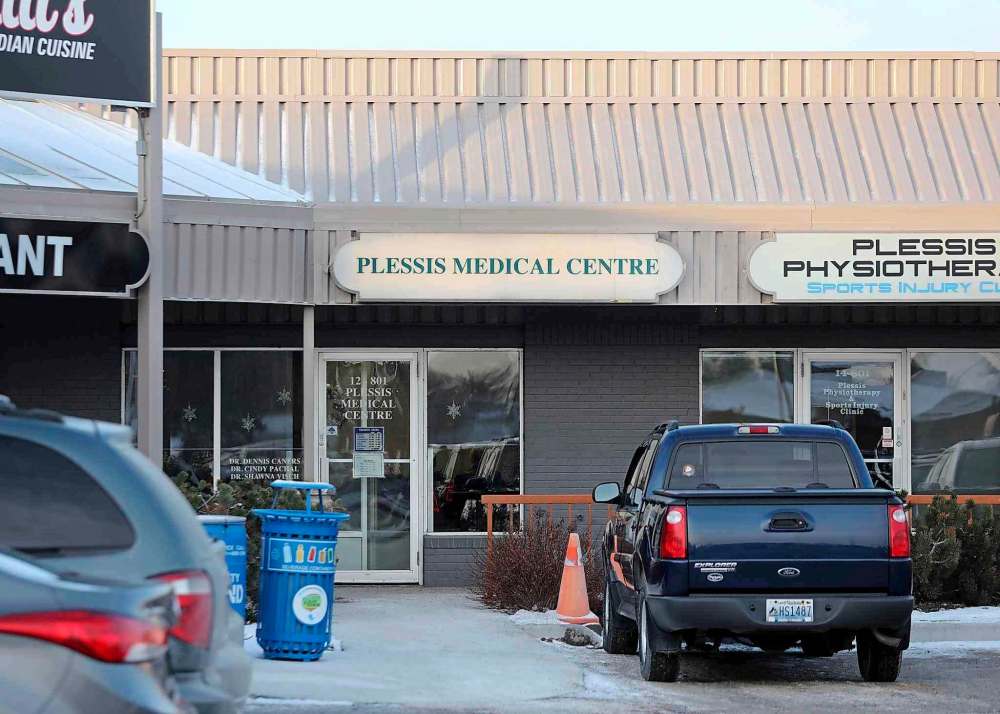 RUTH BONNEVILLE / WINNIPEG FREE PRESS
Dynacare lab services in the Plessis Medical on Regent Ave. West remains open despite the closure of several other lab facilities throughout the city.
