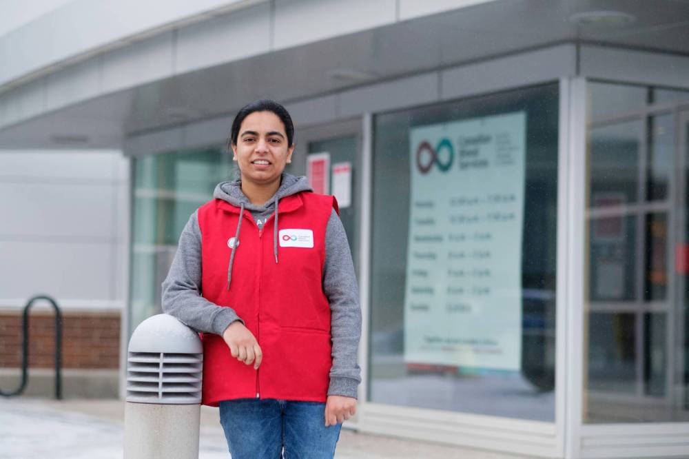 Pavneet Sandhu, a third-year biochemistry student at the University of Winnipeg, volunteers every week at the Canadian Blood Services assisting patients who take part in the blood donor clinic. (Mike Sudoma / Winnipeg Free Press)