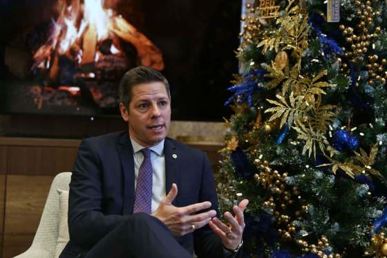 MIKE DEAL / WINNIPEG FREE PRESSJust before meeting with the Free Press on Friday, Mayor Brian Bowman sat down with officials from the city’s water and waste department, as well as Rural Municipality of Rosser Reeve Frances Smee and West St. Paul Mayor Cheryl Christian, to discuss the north end sewage treatment plant project.