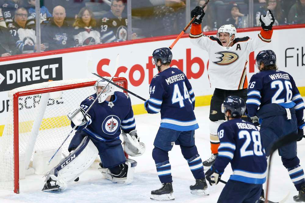 Connor Hellebuyck has given up 16 goals on 120 shots over his last four starts for a 4.36 goals-against average and an .867 save percentage in that span. (John Woods / Winnipeg Free Press files)