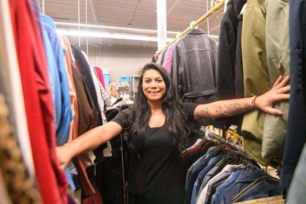 Mike Sudoma / Winnipeg Free Press Files
Laiza Pacheco, director of programs, shows off Siloam Mission’s commercial laundry operation on Dec. 11.