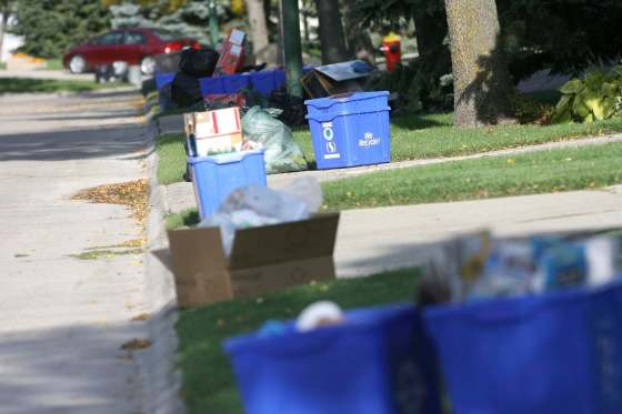 MIKE DEAL / WINNIPEG FREE PRESS FILESThe City of Winnipeg has a request for proposals to conduct a waste audit, part of the curbside composting pilot program scheduled to start in the fall.