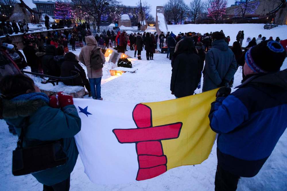 DANIEL CRUMP / WINNIPEG FREE PRESS
Attendees hold an Nunavut flag during the ceremony.